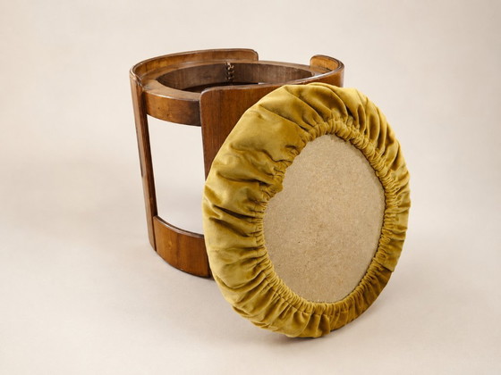 Image 1 of Pouf Sgabello Artigianale Vintage Anni ’60/’70 – Legno Curvato con Cuscino Sfoderabile in Velluto Ocra