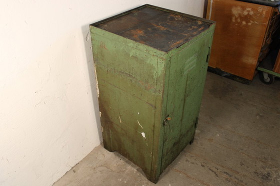 Image 1 of Armoire métallique industrielle antique • Armoire d'atelier vintage verte patinée • Style loft et usine