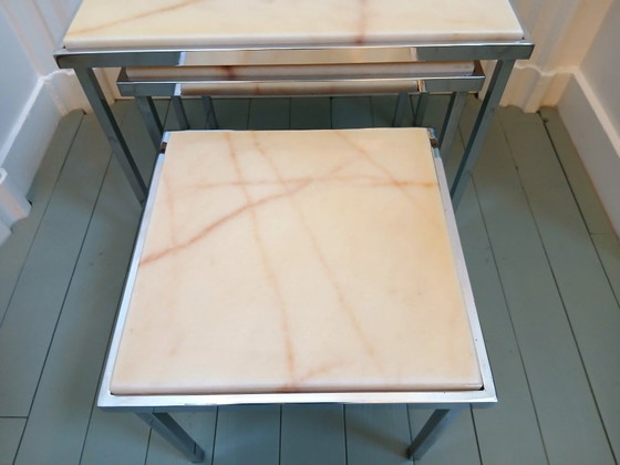 Image 1 of Minijuego de tres piezas de mediados de siglo: tapa de mármol y base cromada.