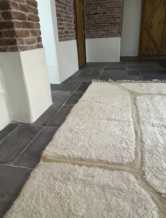 Image 1 of Tapis Beni Mrirt 300x200 cm – Tapis marocain en laine blanc cassé à motifs sable