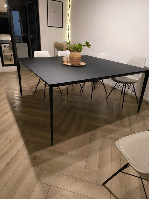 Rimadesio FLAT 160x160 – designtafel van Giuseppe Bavuso – matzwart gelakt glas