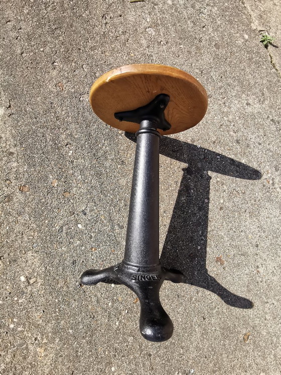 Antieke Singer naaimachine driepoot kruk met ronde gietijzeren zitting – Krukjes, Cast Iron, Wood (photo 7 of 13)