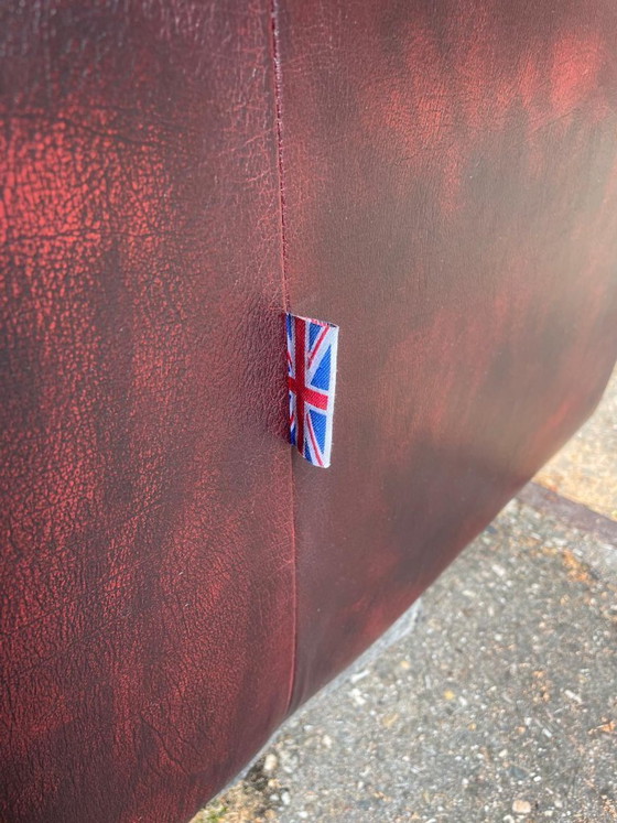Image 1 of Sofá Chesterfield inglés de cuero color burdeos.