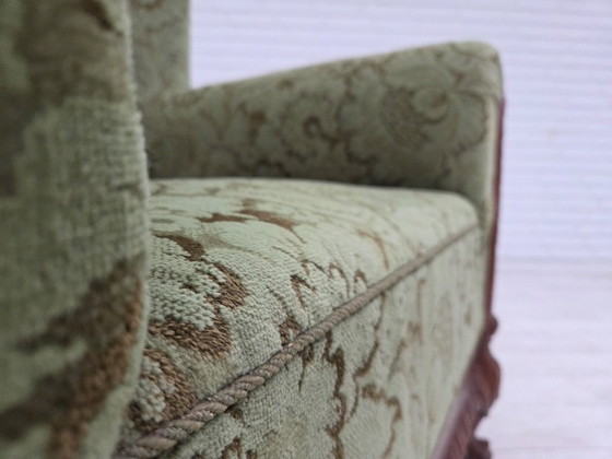 Image 1 of Dänischer Relaxsessel aus den 1950er Jahren, grüner Möbelveloursbezug, geschnitztes Eichenholz.