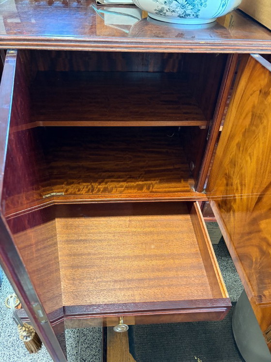 Image 1 of Stunning classic Empire-style sideboard – Flamed mahogany in top condition!