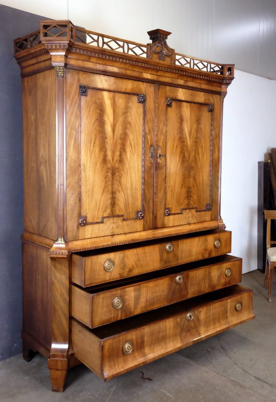 Image 1 of Elégant cabinet en acajou à décor floral vers 1780.