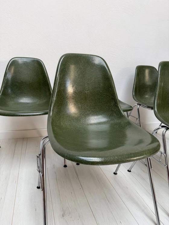 Image 1 of 1/25 Sedia laterale vintage Herman Miller Eames in fibra di vetro, verde oliva, Charles & Ray Eames, anni '70