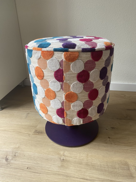 Conjunto único de muebles reciclados: dos pufs con diseño de McDonald's retapizados sobre bases de acero. (photo 10 of 11)