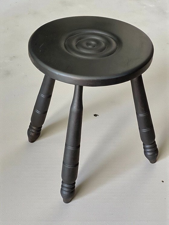 Image 1 of Ensemble table d'appoint et 2 tabourets, bois teinté noir Circa 1950