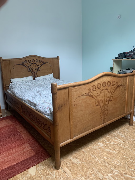 Bijna antiek houten bed