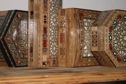 Traditional mother of pearl inlaid word box – Table accessories, Velvet, Wood (photo 8 of 8)