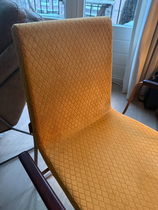 6x chaises de salle à manger Dutchbone dont 2 en velours noir sans dossier et 4 en jaune ocre avec dossier