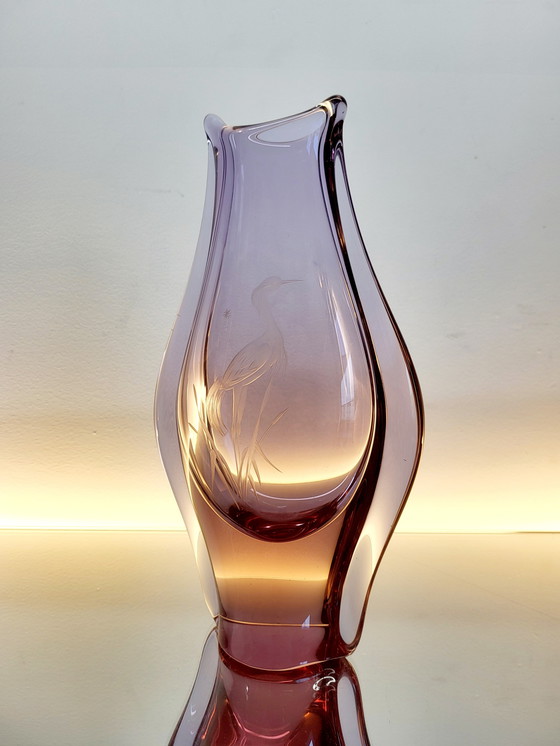 Image 1 of Vase en verre d'art avec grue gravée, Miloslav Klinger, verre de Bohême, années 1970