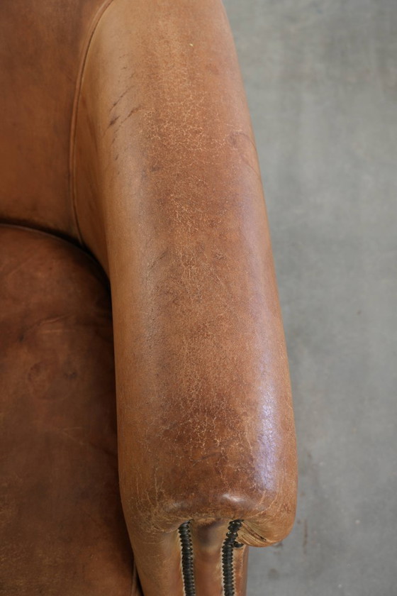 Heerlijke vintage schapenleren clubfauteuil in een mooie lichte cognac kleur met een prachtig patina en een (photo 8 of 14)