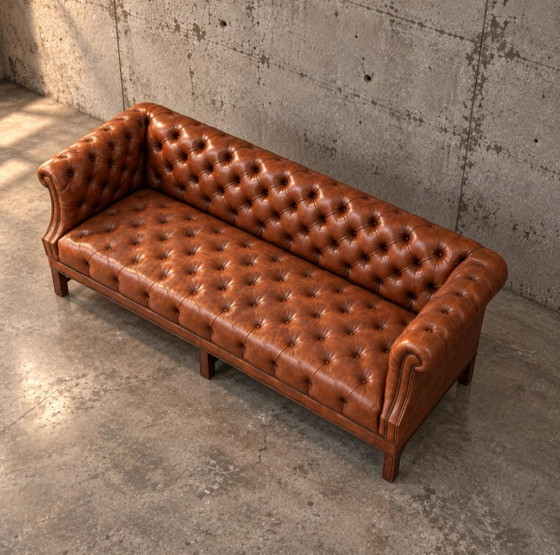 Sofá Chesterfield / Cuero coñac marrón / Acolchado profundo / Años 80 – Sofás (Couches), Leather (photo 6 of 6)