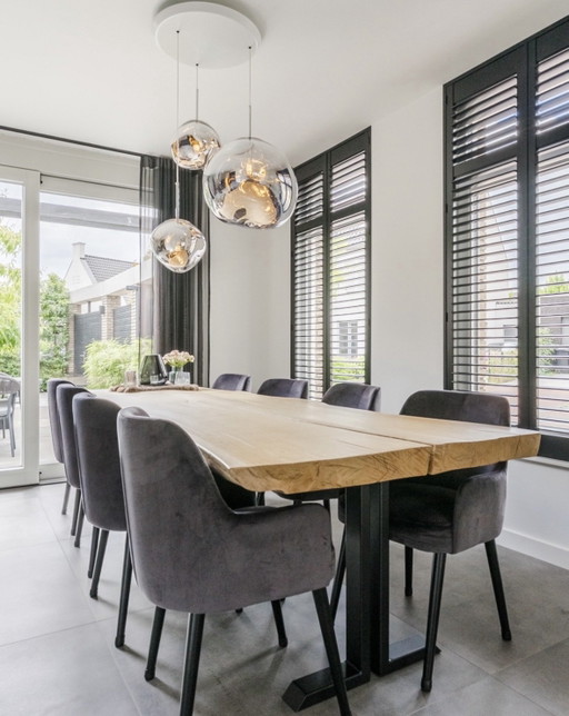 Eikenhouten Tafel met stalen poten