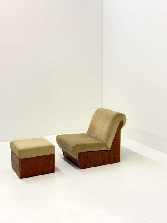 Image 1 of Poltrona vintage beige di metà secolo con struttura in legno e poggiapiedi