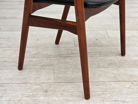 Image 1 of Fauteuil danois des années 1960. Bois de teck, similicuir noir.