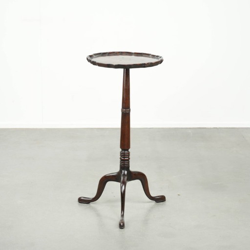 Elegant and subtle antique English wine table/plant/side table from the late 18th century