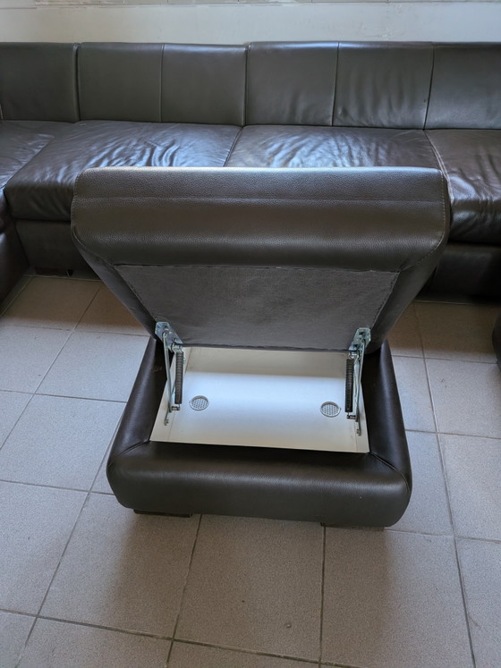 Image 1 of Conjunto de sofá seccional de cuero de diseño W. Schillig con sillón y otomana con espacio de almacenamiento.