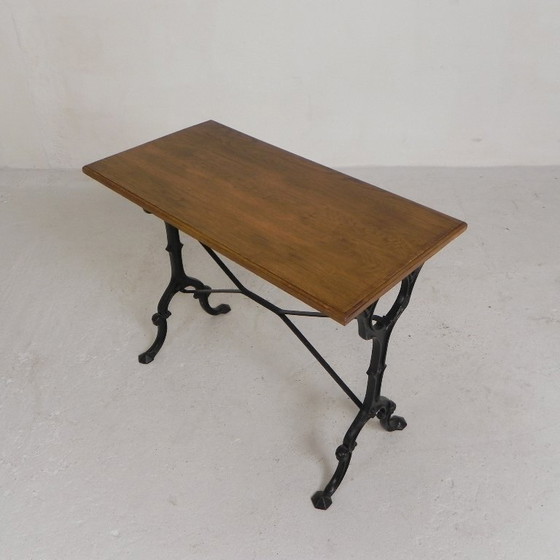 Image 1 of Table de bistrot avec plateau en chêne sur une structure en fonte, années 1930