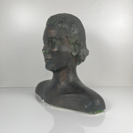 Neoclassicistische gipsen buste van een vrouw, vervaardigd door M. Mongey, 20e eeuw.