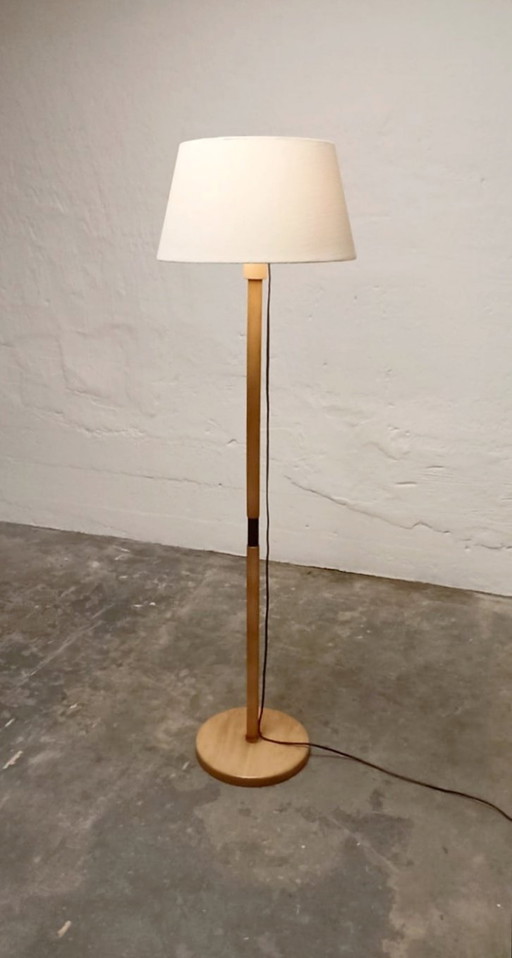 lampadaire vintage à base en bois