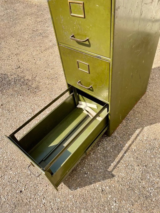 Image 1 of Antieke metalen archiefkast in militaire stijl met 4 laden, geschikt voor archivering, opslag of het ordenen van documenten.
