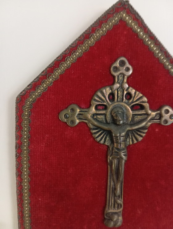 Image 1 of Croce / Crocifisso murale in bronzo antico su velluto bordeaux