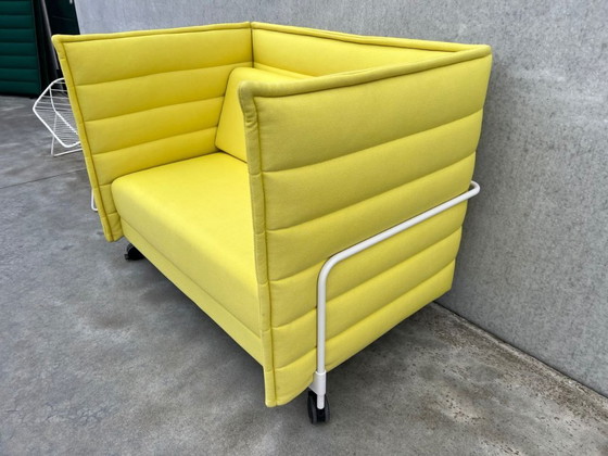 Image 1 of Poltrona acustica Vitra Alcove