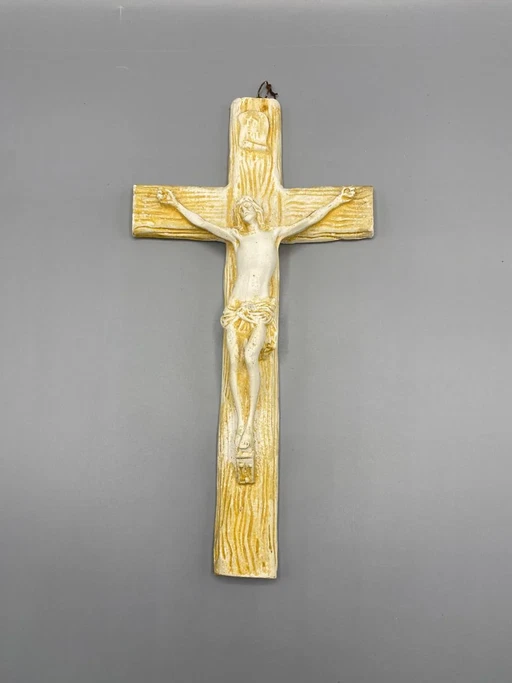 Wandkreuz aus Biskuitporzellan – Relief-Christus – Kreuz in Holzoptik – Elfenbein- und Ockerpatina – ca.
