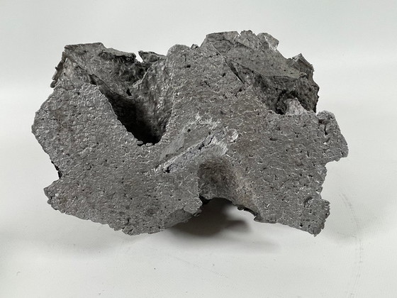 Image 1 of Bougeoir sculptural de style brutaliste en aluminium massif moulé