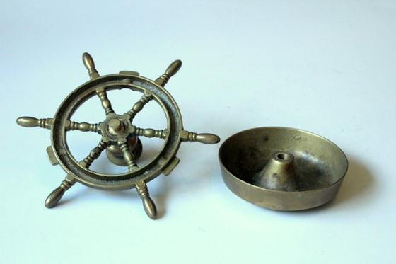 Image 1 of Posacenere in ottone massiccio a forma di volante con portacandele - Vintage