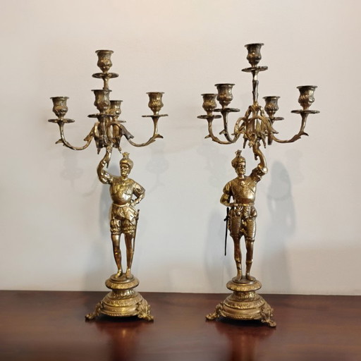 PAAR KANDELAARS MET FIGUREN VAN RIDDERS