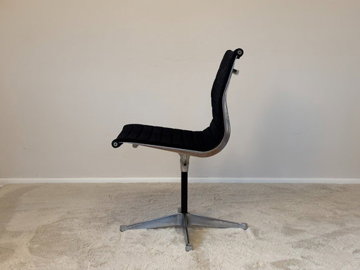 Sedia girevole in alluminio modello EA 105 di Eames per Herman Miller, anni '70