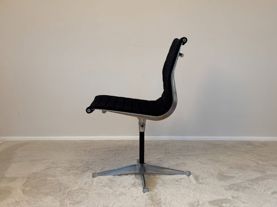 Image 1 of Sedia girevole in alluminio modello EA 105 di Eames per Herman Miller, anni '70