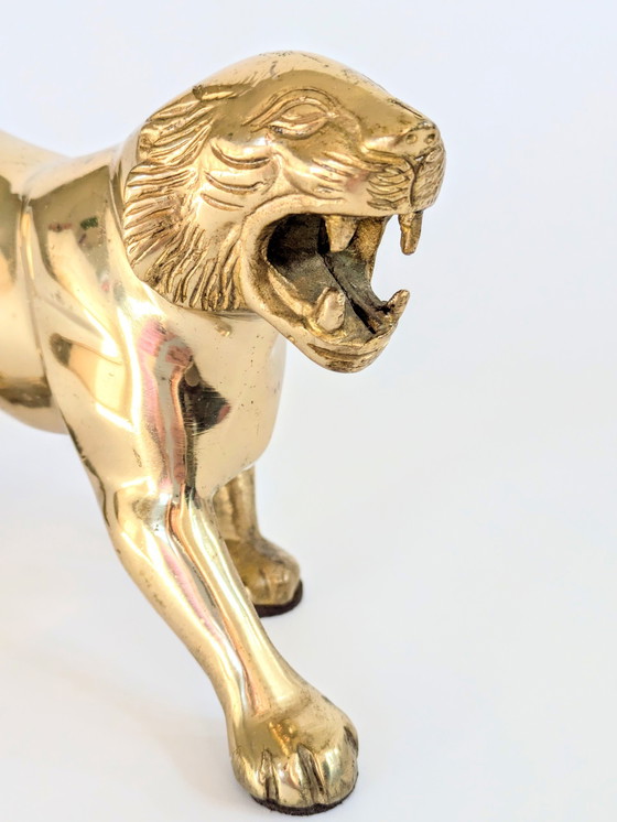 Image 1 of Statuetta vintage in ottone massiccio raffigurante una leonessa o una tigre | Scultura di metà secolo | Lunghezza 24,5 cm