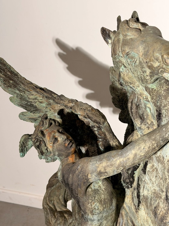 Grande Sculptures en Bronze Patiné Pégase et Figure Ailée – Bois (photo 4 of 6)