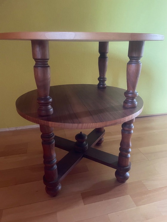 Image 1 of Großer runder gedrechselter Tisch
