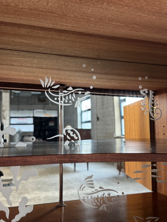 Image 1 of Deens Mid-Century Teak Dressoir – Uitzonderlijk vakmanschap en gebeeldhouwde elegantie