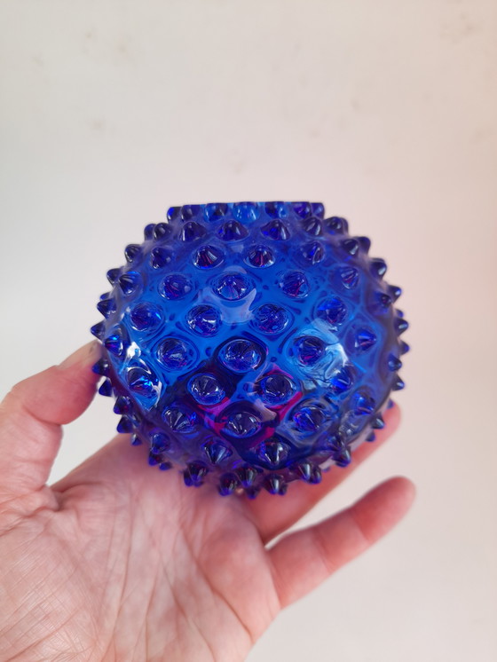 Image 1 of Kleine blaue Glasvase mit Nieten