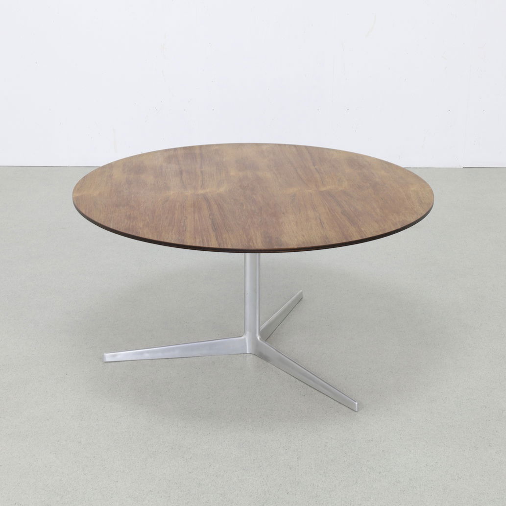 Round Coffee Table by Arne Jacobsen for Fritz Hansen 1960s 995