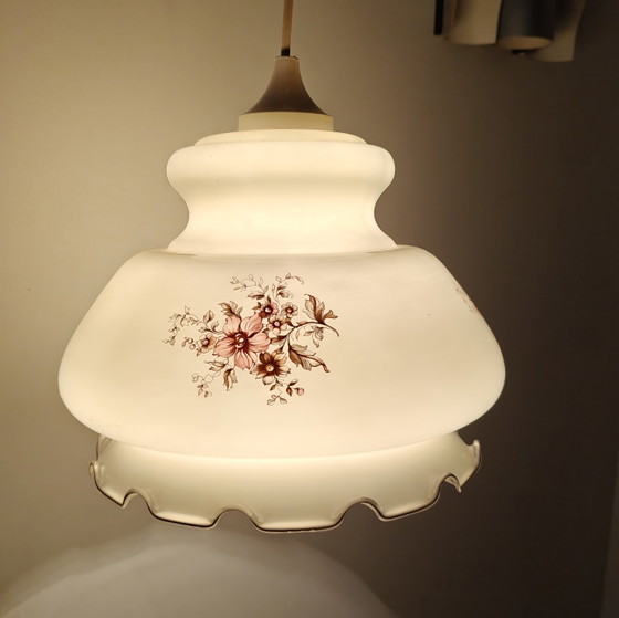 Image 1 of Suspension vintage en verre opalin à motif floral, style cottage des années 1970