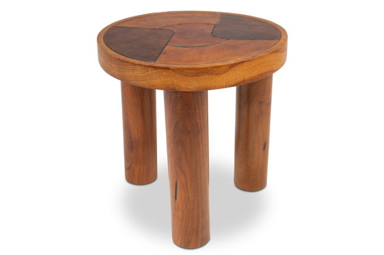 Image 1 of Krukjes en wandlamp van kersenhout en leer. Jaren 70.