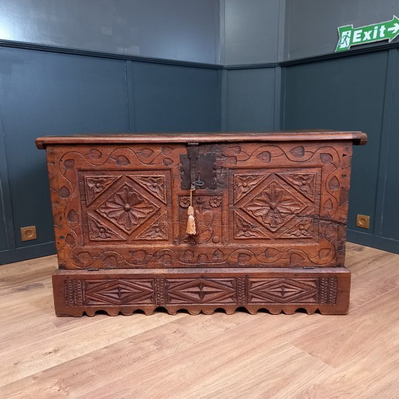 Image 1 of coffre en bois de châtaignier du XVIIIe siècle