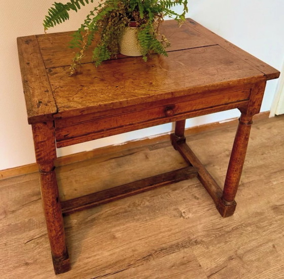 Image 1 of Antiker Beistelltisch aus Nussbaumholz mit Schublade.