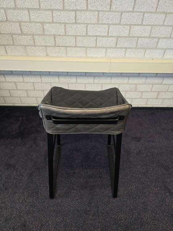 Image 1 of 3 elegantes taburetes de bar para cocina de Piet Boon con base negra antracita.