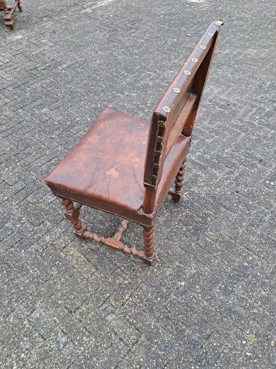 Silla antigua barroca/de cuero español – Sillas de comedor, Leather, Wood (photo 4 of 5)