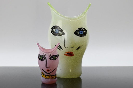 Ulrica Hydman-Vallien – Paar Open Minds gezichts-Vazen – Kosta Boda, Zweden, ca. 1990