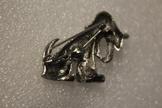 Image 1 of Broche antiguo con forma de perro, con sello distintivo de David Grau.